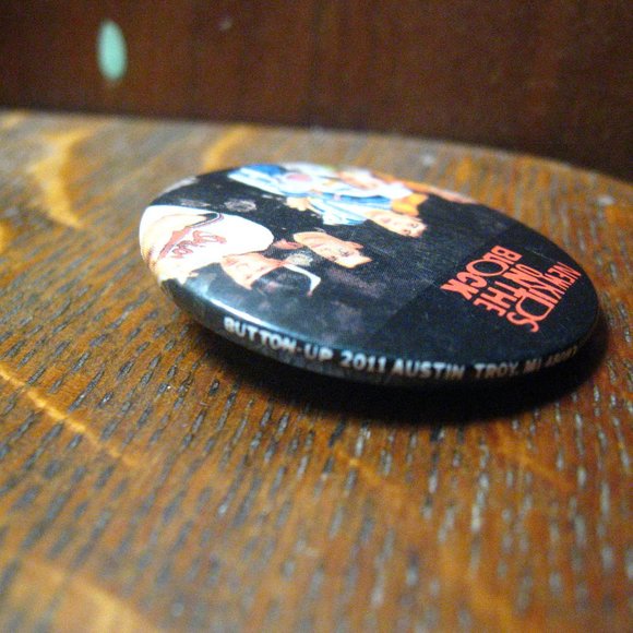 🎵 New Kids On The Block Retro Lapel Pin Button - Picture 3 of 5